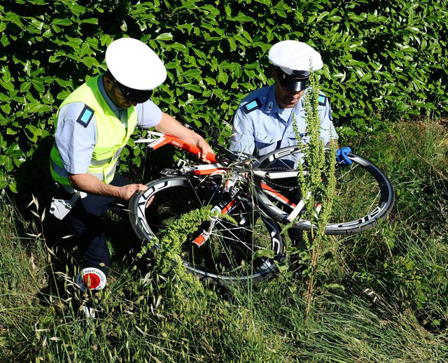Cảnh sát Ý đang thu thập bằng chứng tại hiện trường, chiếc xe đạp của Nicky Hayden được tìm thấy trong tình trạng không còn nguyên vẹn