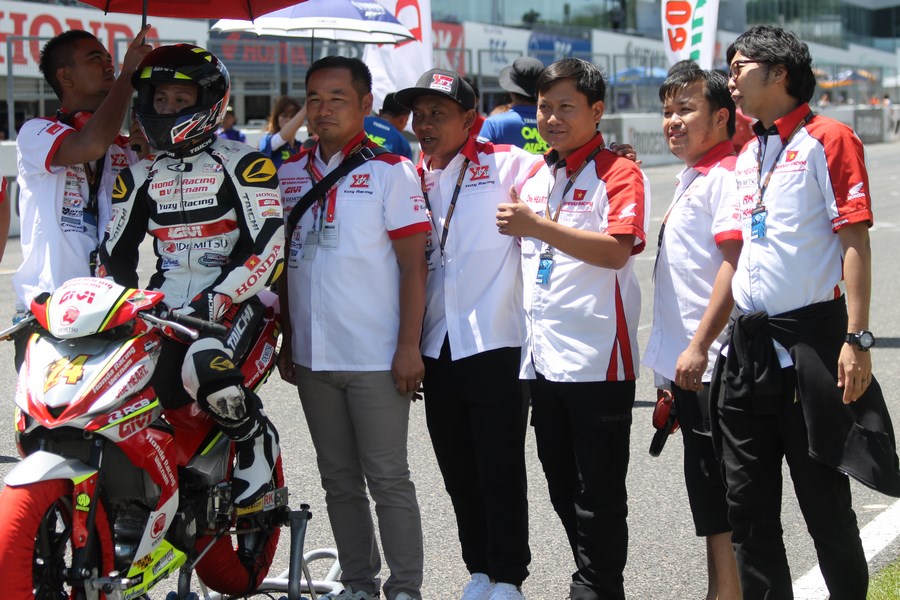 Một số thành viên của đội Yuzy Honda Racing Việt Nam