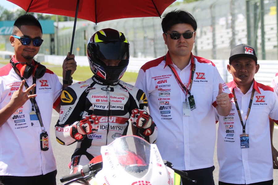 Bùi Duy Thông là đại diện duy nhất của Yuzy Honda Racing Việt Nam tham dự nội dung AP250