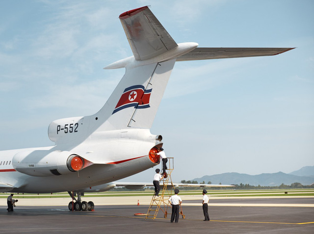 Các phi công đang lắp vỏ bảo vệ động cơ của chiếc Tupolev Tu-154 sau chuyến bay từ Sunan đến Kalma.