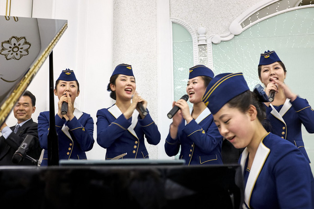 Các tiếp viên hàng không đang hát trong tiệc sinh nhật lần thứ 40 của Air Koryo ở Bình Nhưỡng.