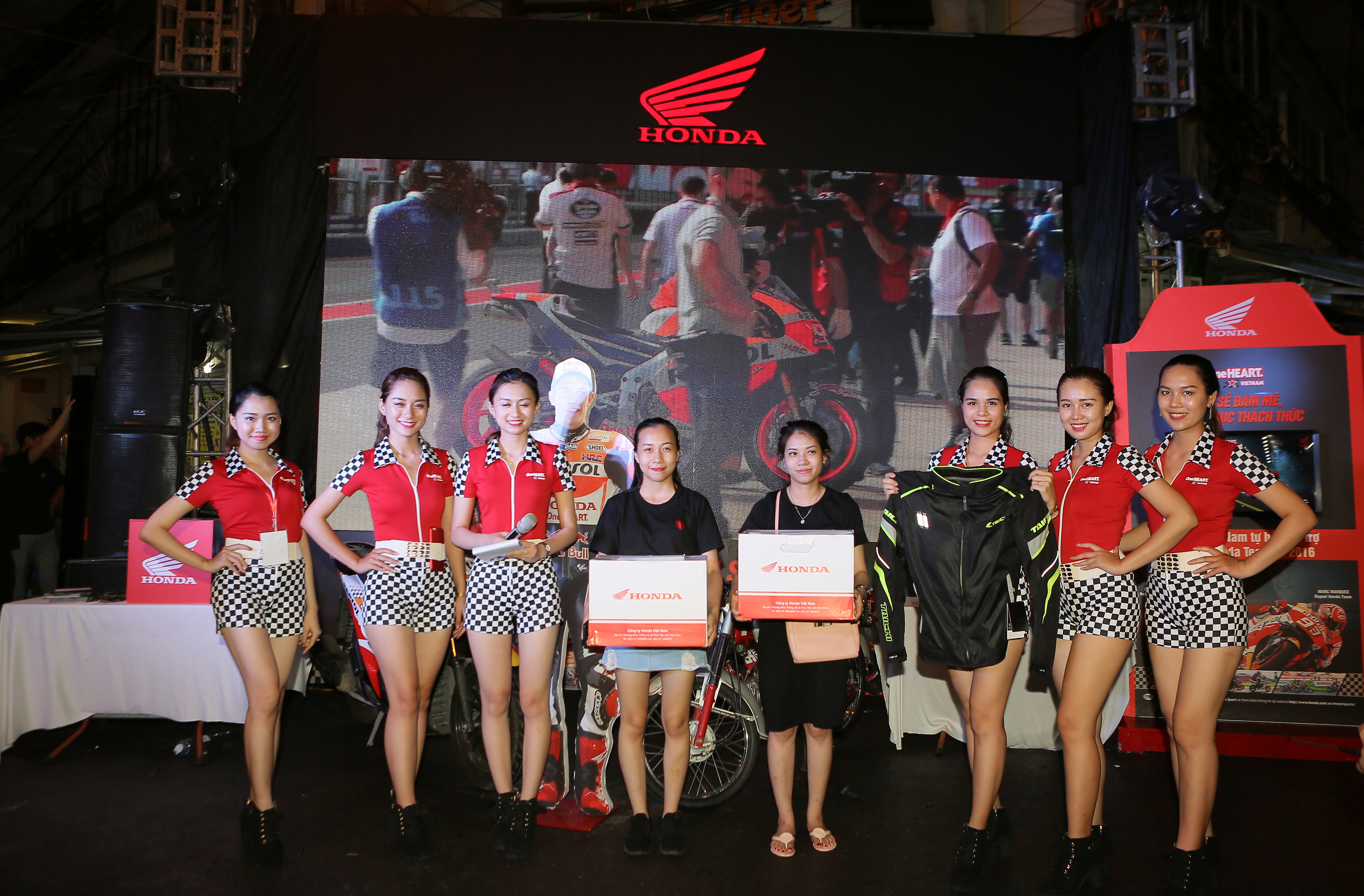 Honda Việt Nam vừa tường thuật trực tiếp chặng 8 MotoGP 2017 tại phố Tạ Hiện, Hà Nội