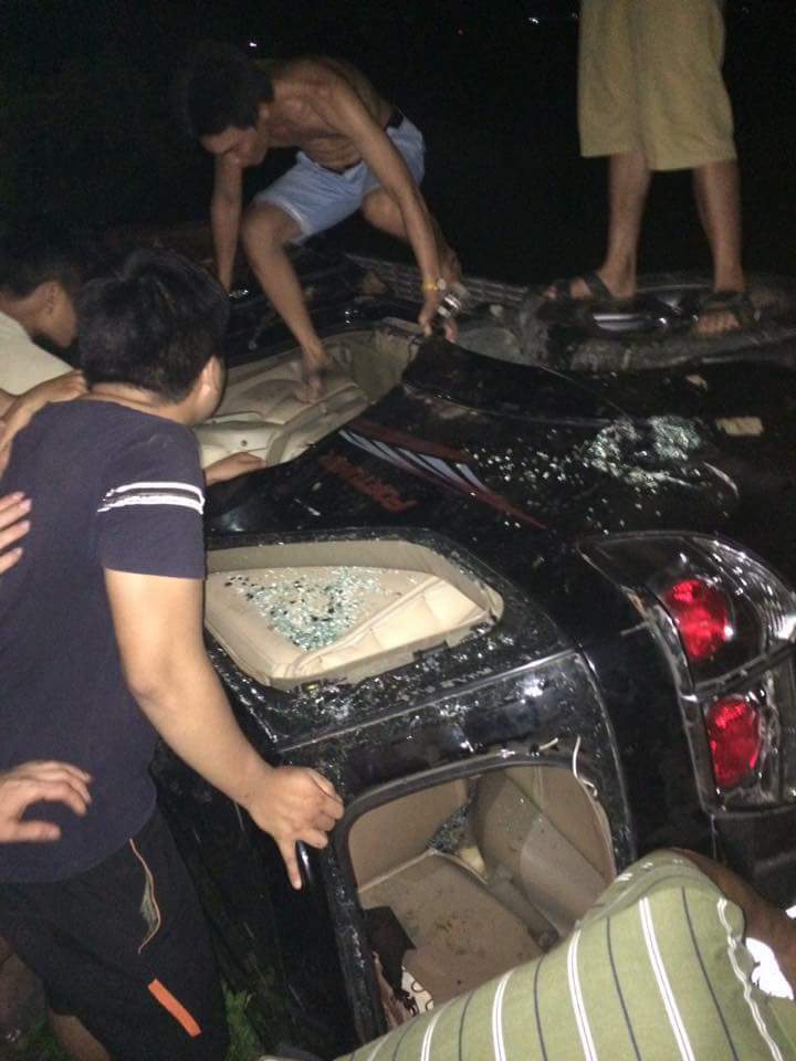 Hình ảnh người dân đập phá chiếc xe