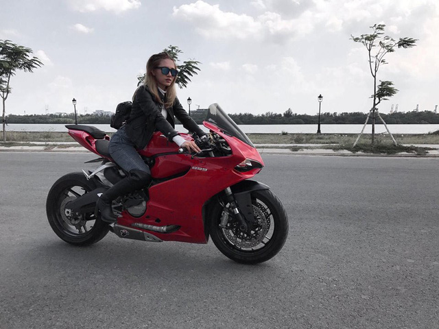 Nữ biker cầm lái chiếc Ducati 899 Panigale.