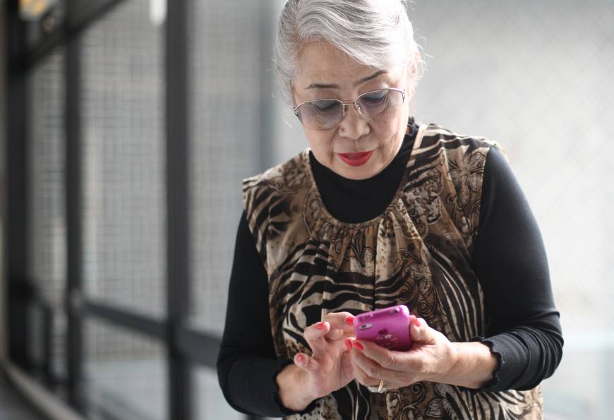 Dù đã nghỉ hưu, người già ở Nhật vẫn rất sành công nghệ, họ dành thời gian online để cập nhật tin tức từ thế giới, học thêm kiến thức về đầu tư tài chính.