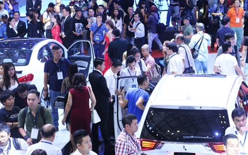 Chưa bao giờ thị trường ôtô Việt Nam có một đợt giảm giá mà hầu hết các thương hiệu đều tham gia và mức giảm giá cho mỗi xe, thấp thì vài chục triệu, cao thì lên đến hàng trăm triệu đồng.