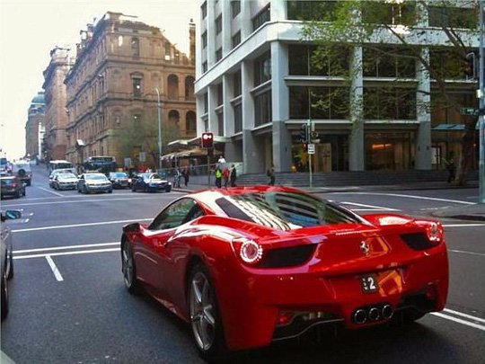 Chiếc xe Ferrari màu đỏ mang biển số 2. Ảnh: Daily Mail