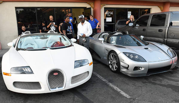 Floyd Mayweather bên 2 siêu xe Bugatti Veyron (màu trắng) và chiếc Koenigsegg CCXR Trevita (một trong hai chiếc duy nhất trên thế giới)