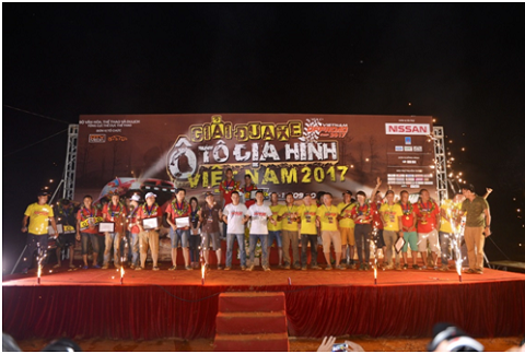 Đội NAC1 đứng trên bục trao giải_ chụp ảnh lưu niệm cùng các đội thi đoạt giải trong VOC 2017