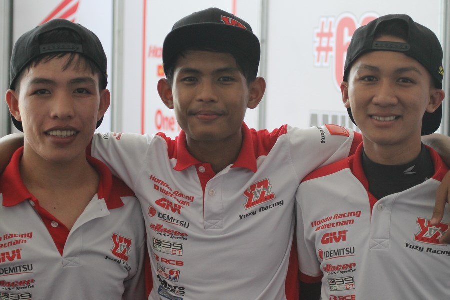 Azroy và hai tay đua Bùi Duy Thông và Cao Việt Nam trong đội Yuzy Honda Racing Việt Nam