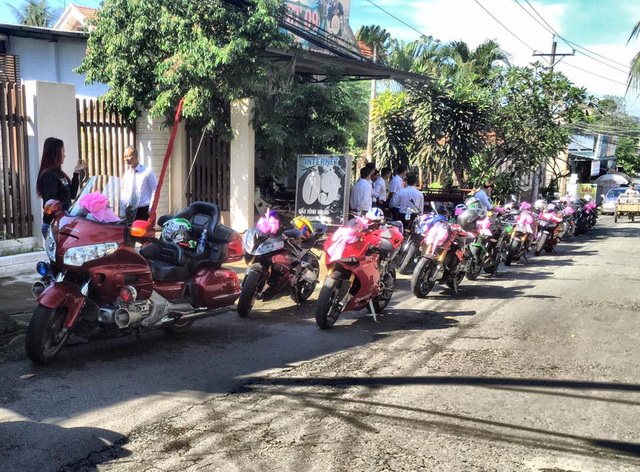 Đoàn xe mô tô tham gia rước dâu.