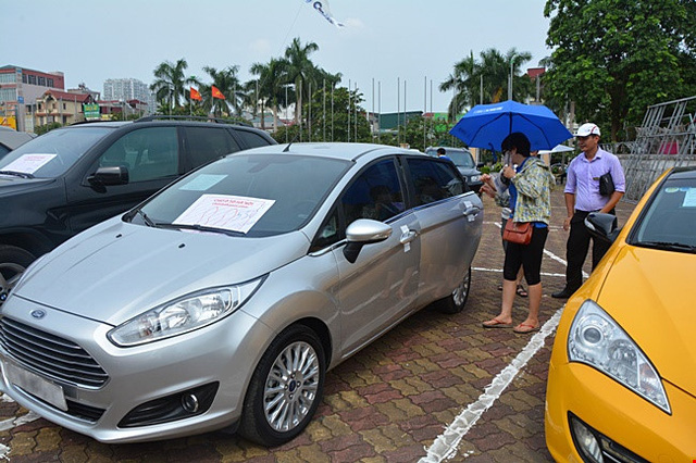 Xe cũ dù vẫn có thị trường nhưng trong cơn bão giá xe tại Việt Nam hiện nay, giá nhiều loại xe mới đã giảm mạnh, hút hết khách của xe cũ