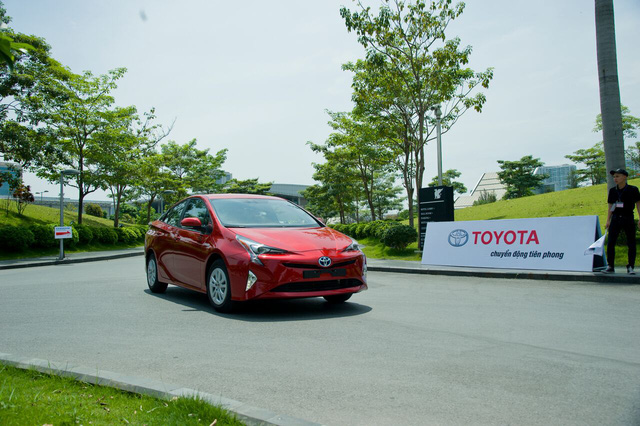 Tương tự tại Việt Nam, Toyota mới có ý định đưa xe lai về nước. Ảnh chụp Toyota Prius trong một buổi lái thử tại Hà Nội.