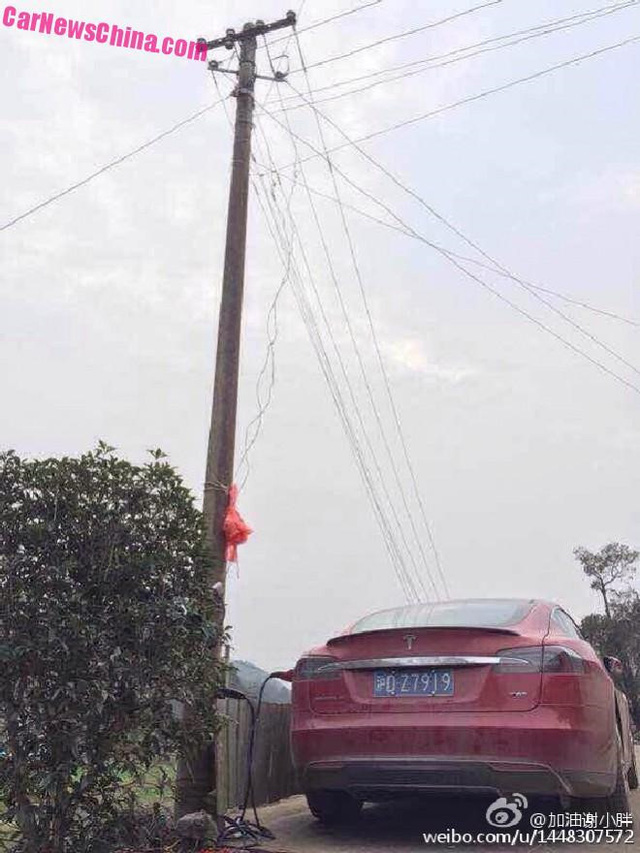 Mạng Weibo từng đăng tải hình ảnh chiếc Tesla phải sạc điện ở cột điện thông thường khiến cư dân mạng ngỡ ngàng. Hãng sản xuất khuyến cáo đây là việc làm rất nguy hiểm.