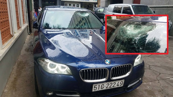 Chiếc BMW bị vỡ kính trước .