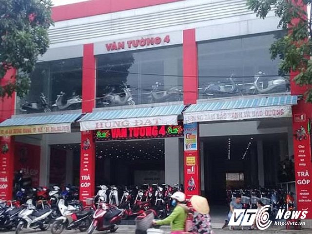 Cửa hàng xe máy Hùng Đạt có treo biển của Công ty TNHH Văn Tường - một đại lý chính hãng của Yamaha tại Thừa Thiên - Huế.