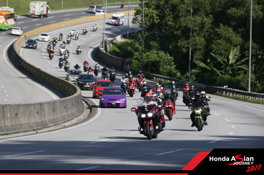 Đoàn tiến về trường đua Sepang nơi diễn ra chặng 17 giải đua MotoGP 2017