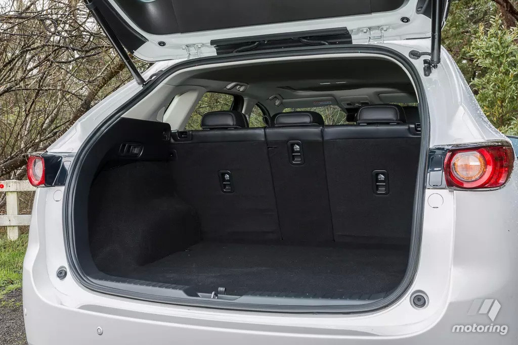 Cabin với khoang hành lý rộng rãi của Mazda CX-5 là một điểm mạnh lớn.