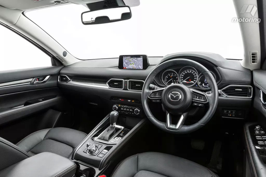Mazda CX-5 được trang bị đầy đủ các thiết bị và tính năng hiện đại nhất, bao gồm các tính năng hỗ trợ lái xe an toàn, màn hình HUD, cốp điện và cửa sổ trời.