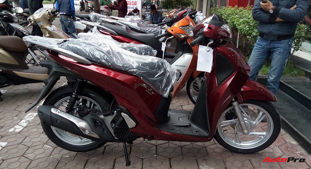 Honda SH 150i ABS có giá bán cao hơn giá niêm yết hơn 10 triệu đồng thời điểm hiện tại.