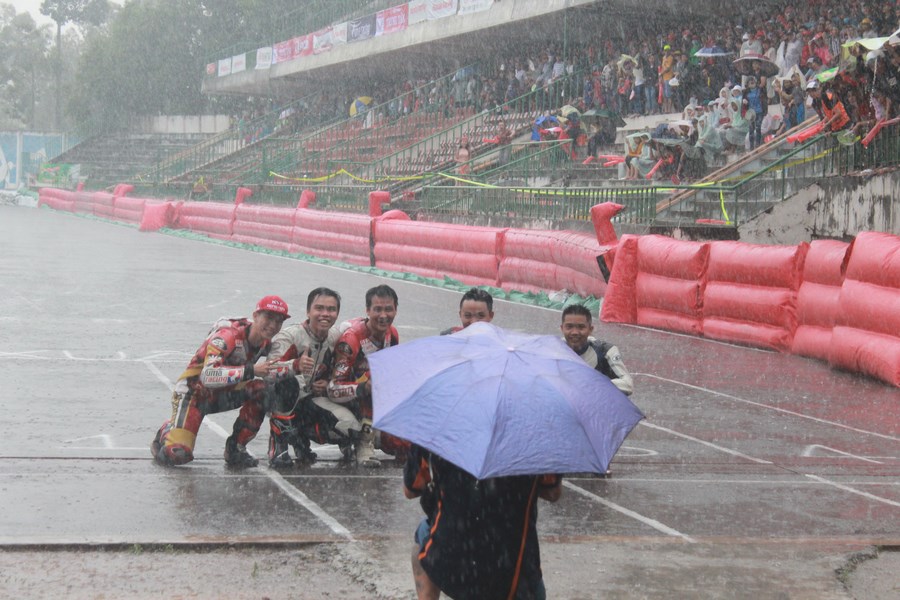 Các tay đua có tâm lý rất thoải mái trước giờ thi đấu dù trời mưa