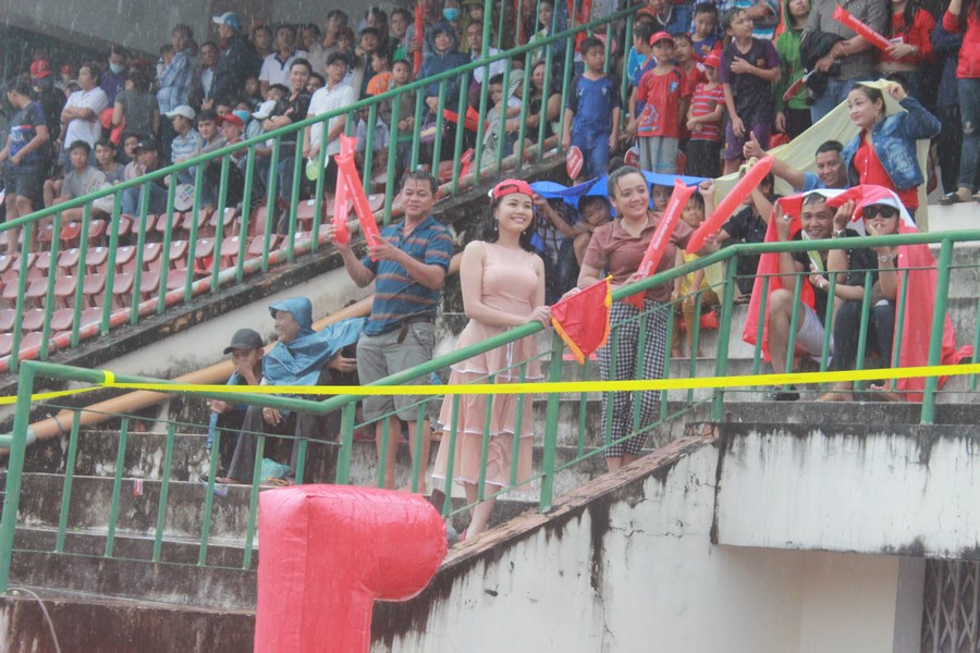 Những nữ khán giả đội mưa để chứng kiến giải đua