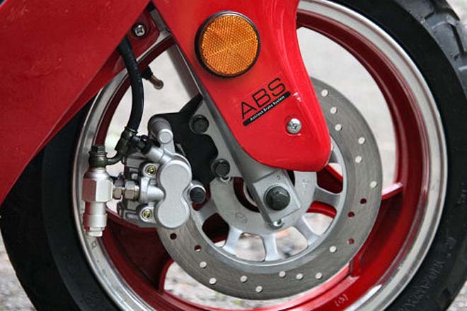 Phanh ABS mang lại sự an toàn tuyệt vời cho xe máy