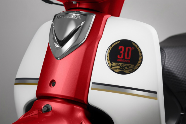 Mặt trước Honda EX5 Fi bản giới hạn màu đỏ với dòng chữ kỷ niệm 30 năm.