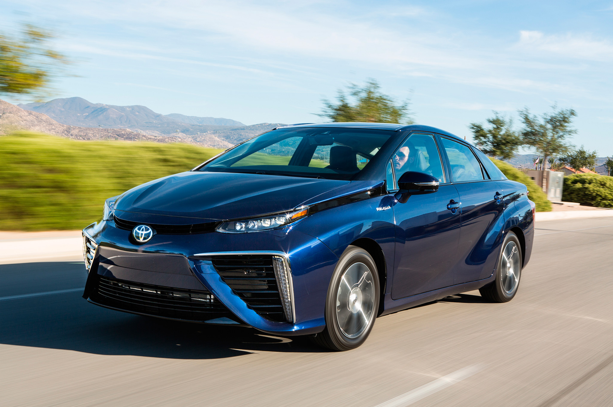Toyota Mirai chạy fuel-cell, chỉ sử dụng khí hydro và thải ra nước