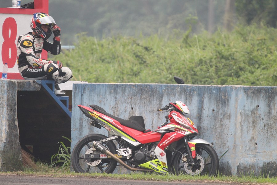Cao Việt Nam bật khóc khi phải bỏ giữa chừng chặng đua Indonesia