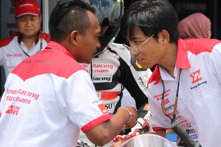 Ông Yuzy thảo luận với kỹ thuật viên Tuấn Anh của đội Honda Việt Nam Racing
