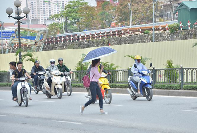 Người đi bộ qua đường nơi không có vạch sơn, biển báo.