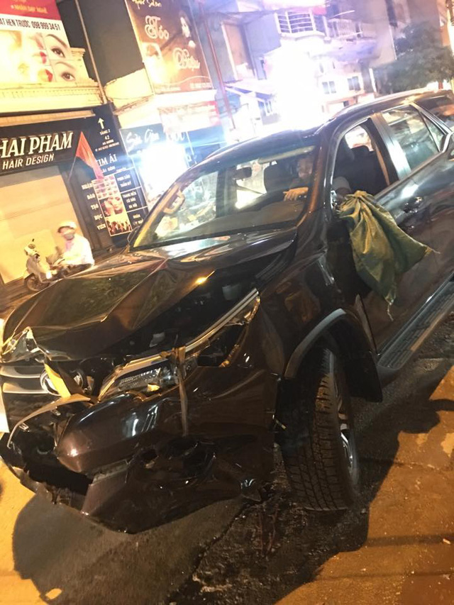 Chiếc xe trong vụ tai nạn ở Nam Định được đưa đến gara để sửa chữa