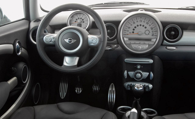 Nội thất chiếc MINI Cooper S 2009. 