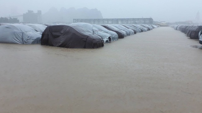 Hình ảnh được cho là lô xe Grand i10 bị ngập sâu tại nhà máy HTC ở Ninh Bình