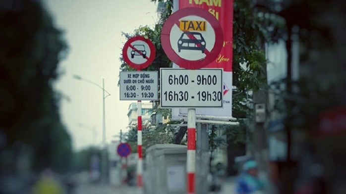 Biển báo cấm xe hợp đồng được đặt song song với biển cấm xe taxi truyền thống.
