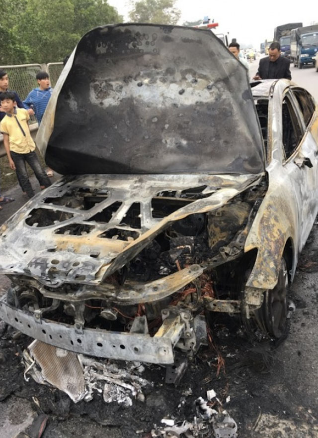 Mazda 3 bị thiêu rụi, trơ khung trên cao tốc Hà Nội - Thái Nguyên