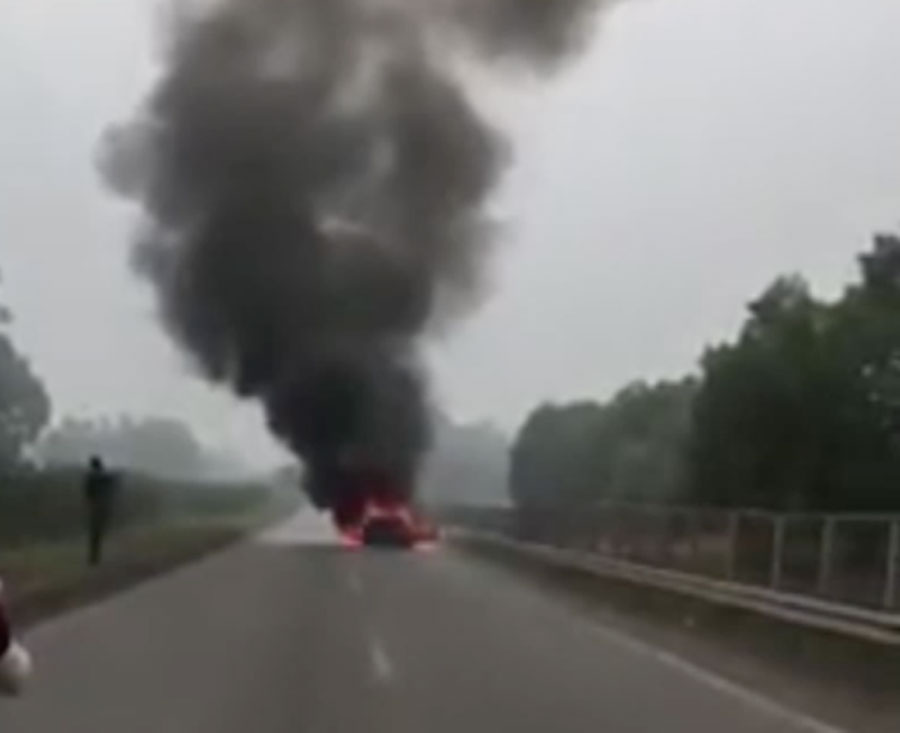 Hiện trường vụ việc chiếc xe Mazda 3 bị hoả hoạn trên cao tốc Hà Nội - Thái Nguyên