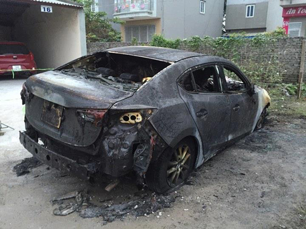Chiếc xe Mazda3 ở Quảng Ninh bị cháy hoàn toàn.