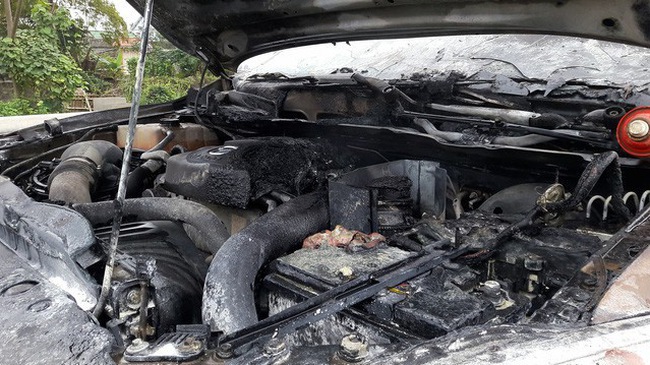 Chiếc Mazda BT-50 khi di chuyển đã gặp sự cố và bốc cháy ở phần ca-pô ở Nghệ An