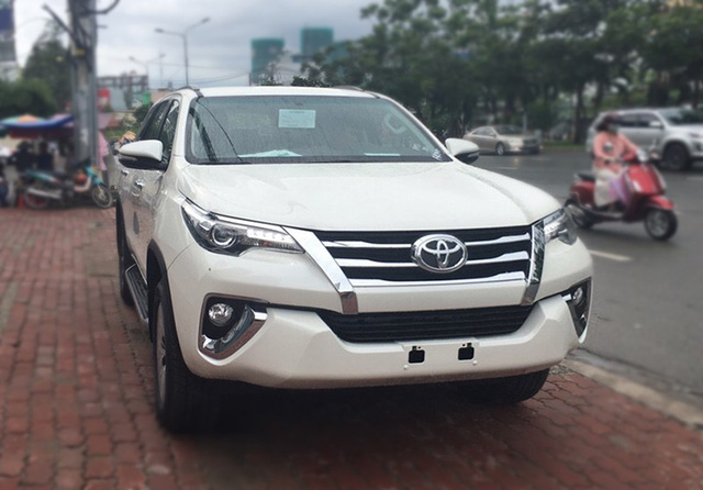 Chiếc Toyota Fortuner 4x2 nhập khẩu từ Indonesia đã đi gần 4.000 km được rao bán tại Hà Nội với giá bán 1,3 tỉ đồng, phiên bản 4x4 cũng có giá bán tới hơn 1,4 tỉ đồng. Đây là giá bán cao hơn gần 200 triệu đồng so với giá xe mới do Toyota Việt Nam công bố.