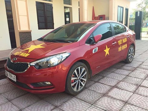 Hình ảnh một chiếc xe được dán decal trang trí ủng hộ cho U23 Việt Nam