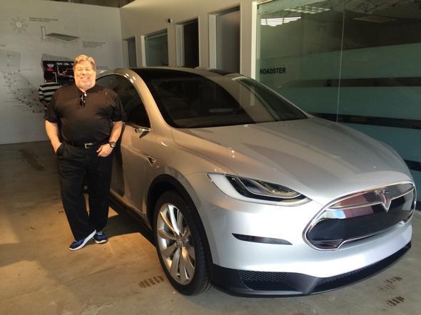 Steve Wozniak bên chiếc Tesla