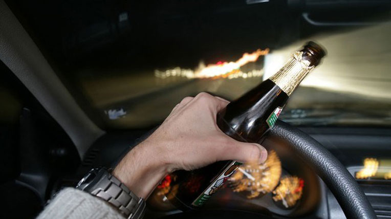 Uống rượu, bia, đồ uống có cồn tuyệt đối không được ngồi sau tay lái