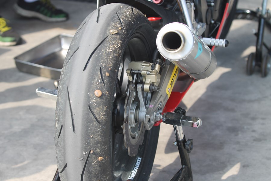 Bánh xe của chiếc Honda CBR250RR  vẫn dính nguyên sỏi đá sau pha té ngã của Cao Việt Nam ở vòng 2