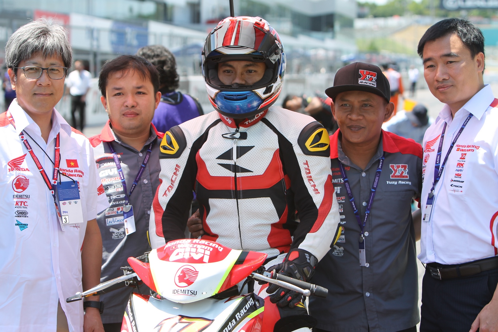 Các thành viên đội đua Honda Việt Nam Racing cùng Lê Khánh Lộc