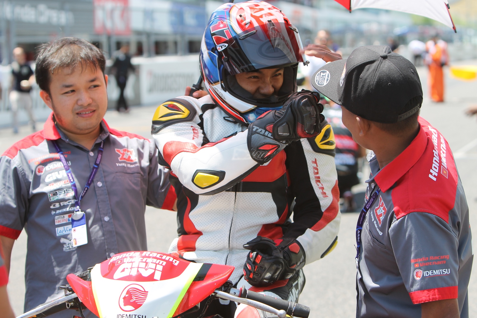 Lê Khánh Lộc cùng ông chủ đội đua Yuzy Racing Team