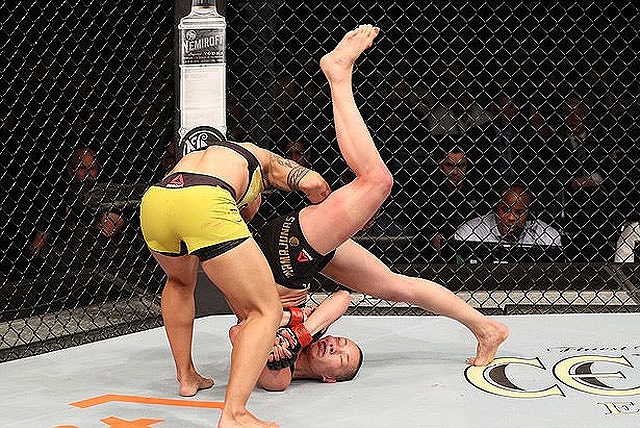 nữ võ sĩ, UFC, MMA, võ sĩ ufc võ sĩ bị hạ knock-out, võ sĩ suýt gãy cổ