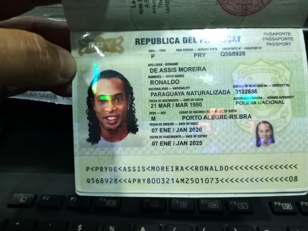 Ronaldinho, Ronaldinho bị bắt, hộ chiếu giả, rửa tiền, mafia, paraguay, Brazil, Barca
