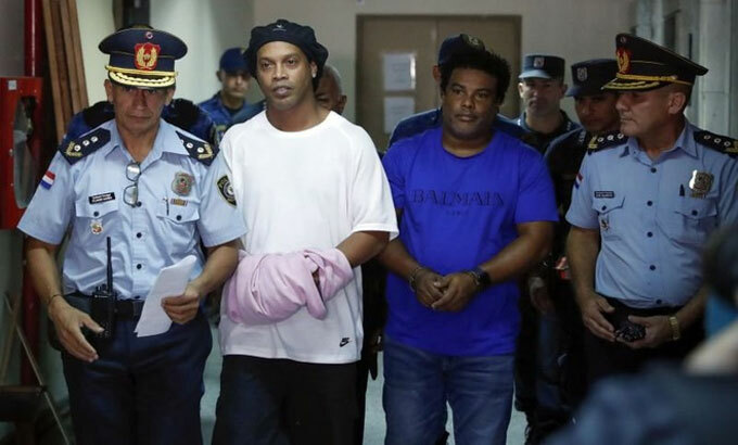 Ronaldinho, Ronaldinho bị bắt, cầu thủ bị bắt, cầu thủ ngồi tù, MU, Arsenal, Barca, Tottenham